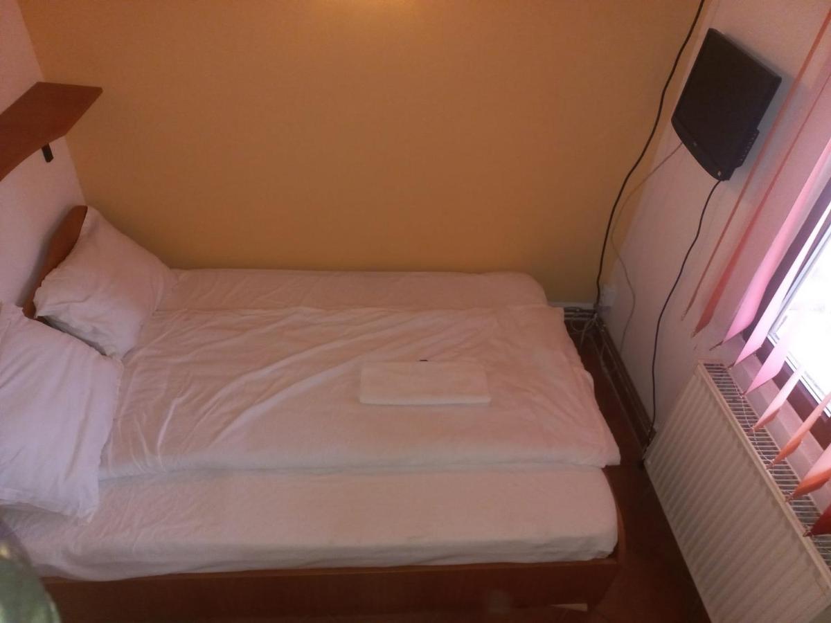 Double Room With Private Bathroom By Osteria Constantino Targoviste Zewnętrze zdjęcie